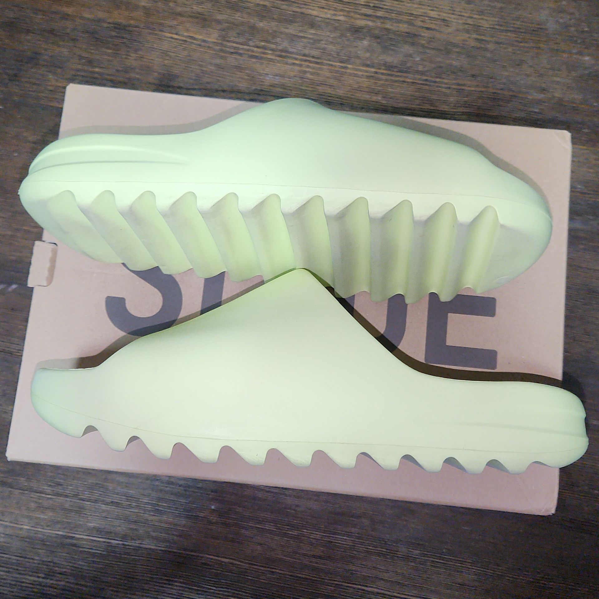 (First Release) Yeezy Slides 'Glow Green'