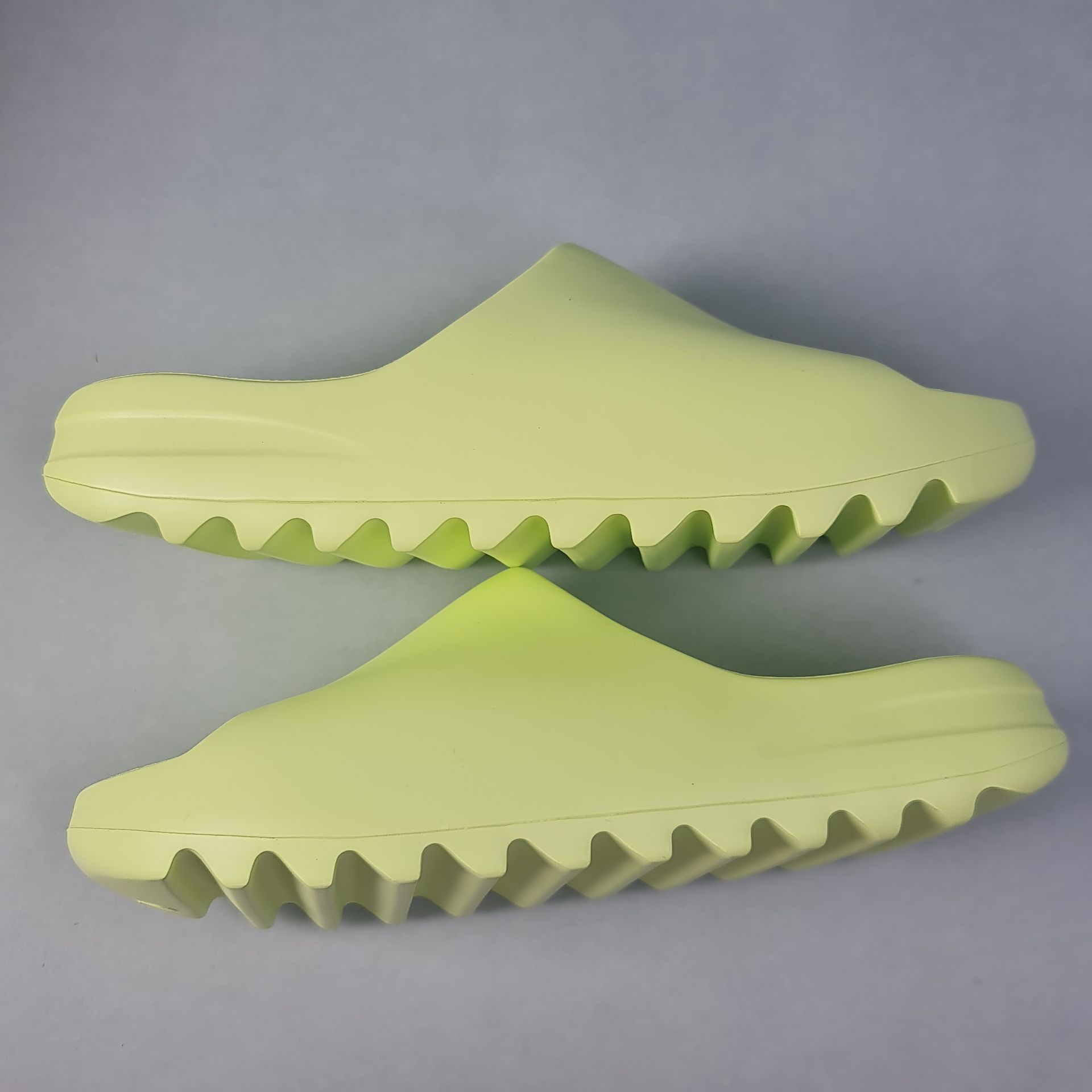 (First Release) Yeezy Slides 'Glow Green'